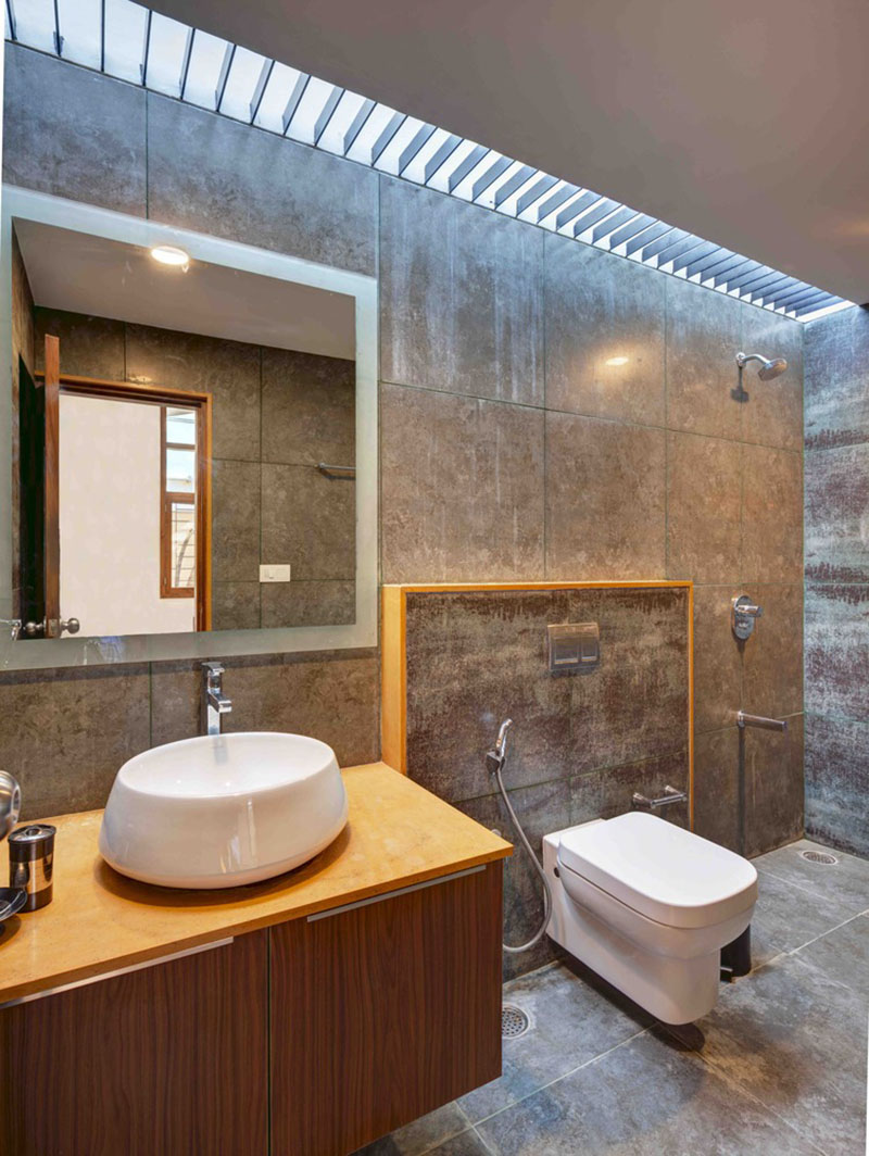 Phòng tắm hiện đại với đá ốp tường
