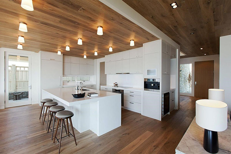 Phòng bếp đơn giản hiện đại nổi bật với sàn và trần gỗ