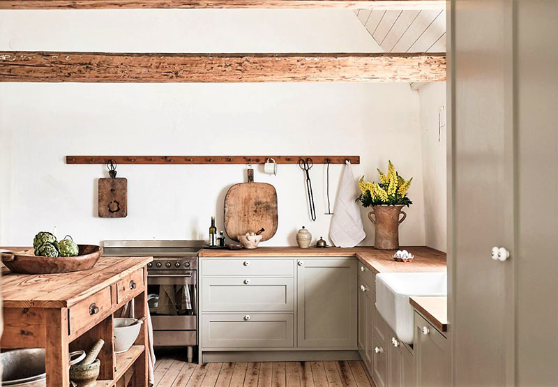 Phòng bếp tone trắng sáng nổi bật với nội thất gỗ làm điểm nhấn